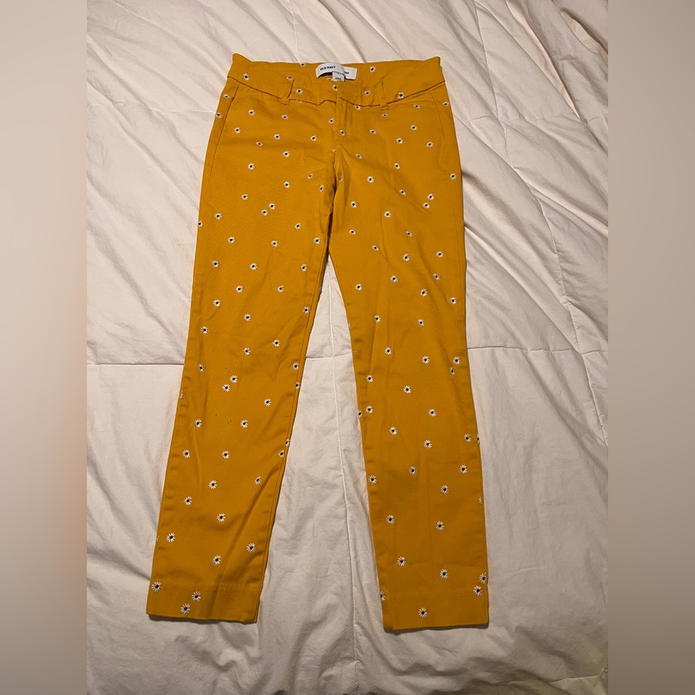 Women’s Old Navy Yellow Pixie Pants with Embroidered White Floral Design Size 2